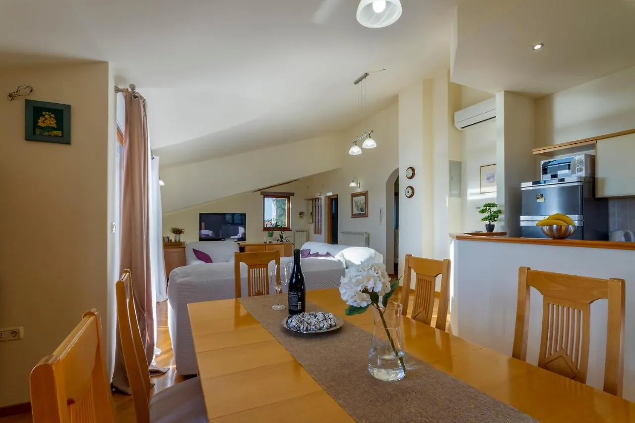 Apartment Mirjan Pula 0*,